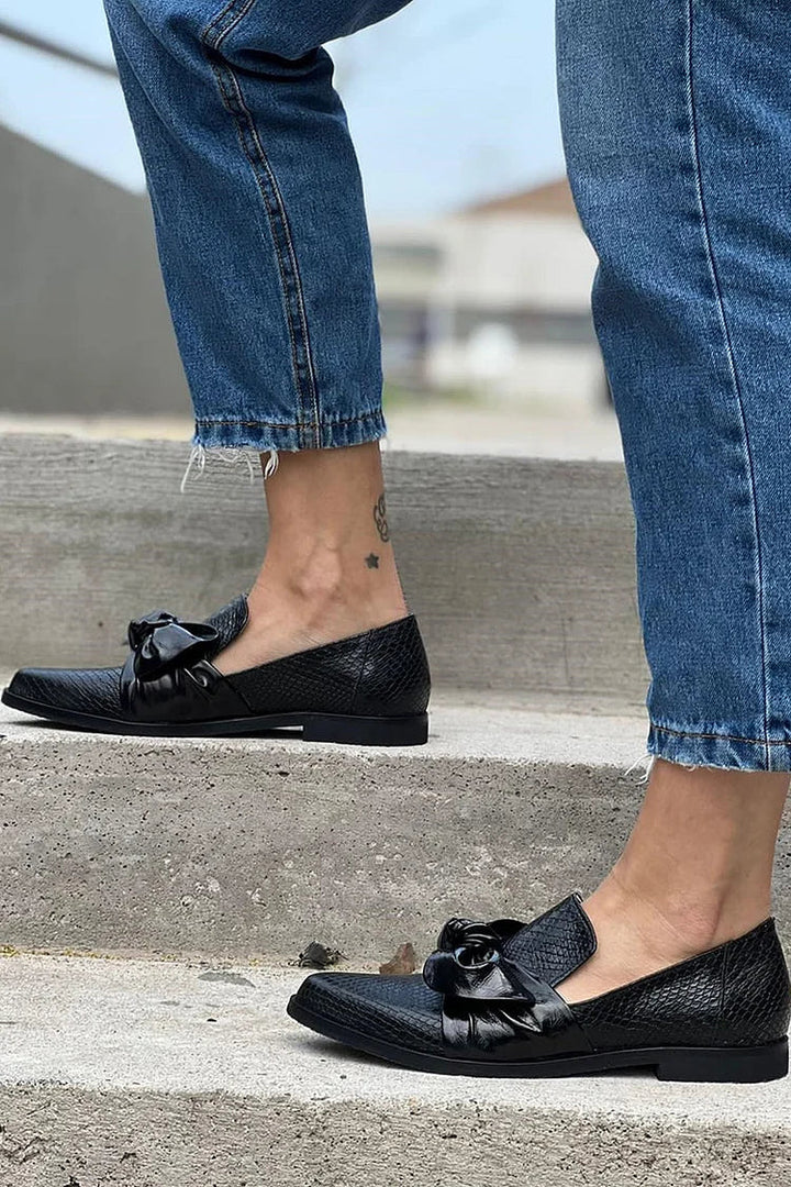 NORTHLINE STUDIO | BLACK LOAFER WITH SHINY BOW